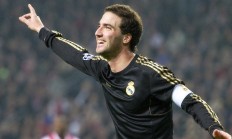 亚洲杯最新形势：山东泰山高居榜首，洛杉矶湖人强势追赶，冠军归属成迷